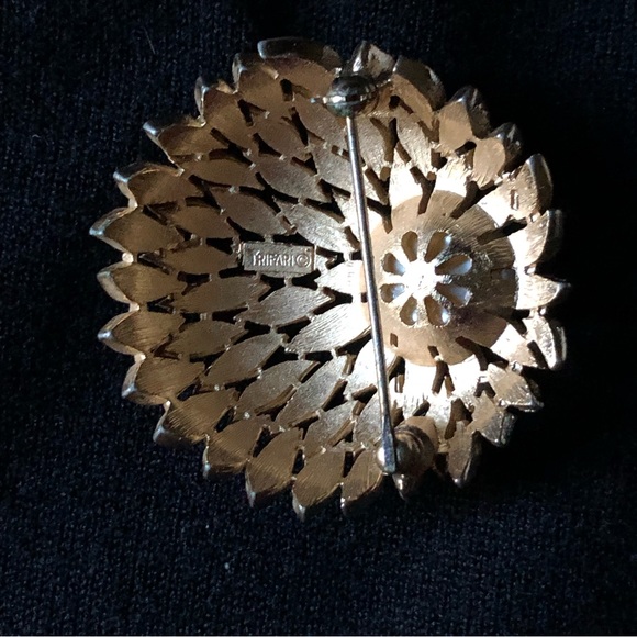 Vintage Crown Trifari Pearl Brooch - Picture 4 of 4